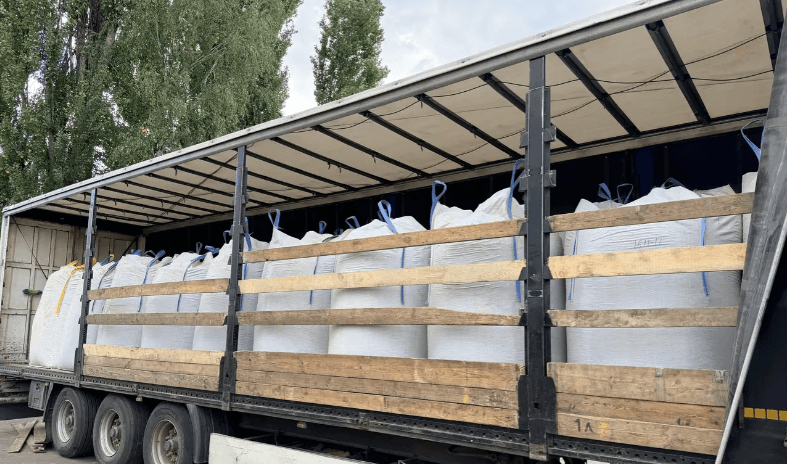 Завантаження автопоїзда TIR біг-бегами пелет